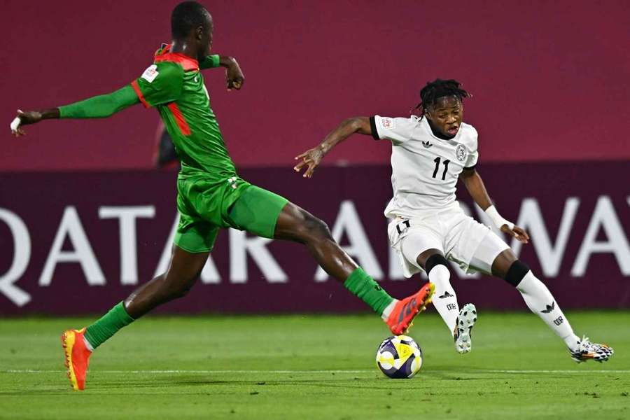 Wisdom Mike im Duell mit Issouf Dabo. Wisdom Mike im Duell mit Issouf Dabo.