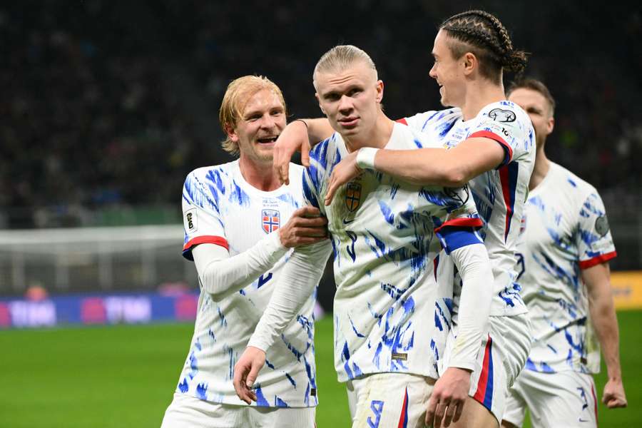 Kapitan reprezentacji Norwegii nr 9 Erling Braut Haaland świętuje zdobycie drugiej bramki w meczu z Włochami na stadionie San Siro. Kapitan reprezentacji Norwegii nr 9 Erling Braut Haaland świętuje zdobycie drugiej bramki w meczu z Włochami na stadionie San Siro.