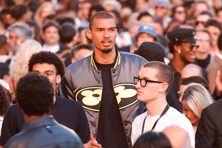 Wembanyama bei einer von Louis Vuitton organisierten Fashion-Show in Paris (M.)