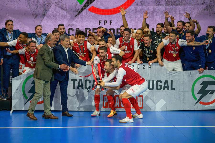Os jogadores do SC Braga com a Taça de Portugal