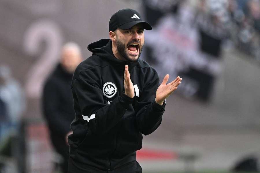 Dennis Schmidt an der Seitenlinie der Adler.