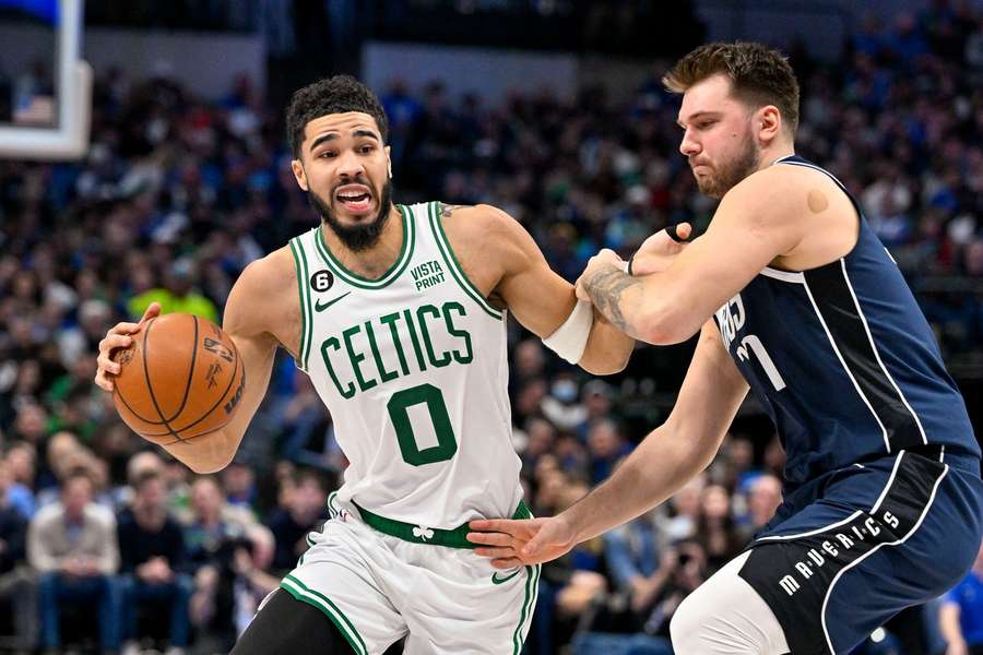 Tatum (l) in duel met Doncic