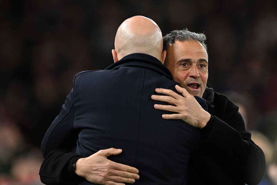 Luis Enrique și Arne Slot se îmbrățișează Luis Enrique și Arne Slot se îmbrățișează