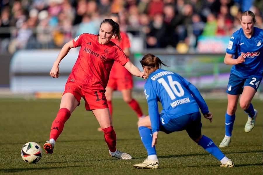 Der FC Bayern führt die Frauen-Bundesliga auch nach dem Auswärtsspiel in Hoffenheim an.