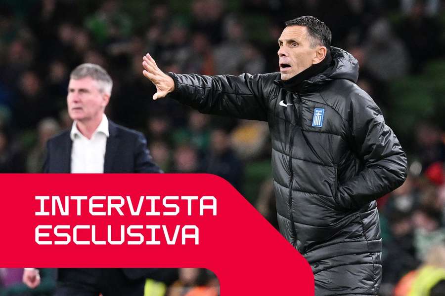 Gustavo Poyet durante la sua tappa di allenatore della nazionale greca