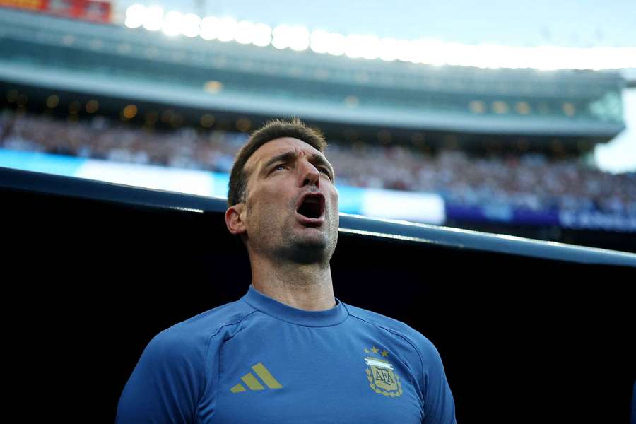 Técnico argentino Lionel Scaloni canta a plenos pulmões