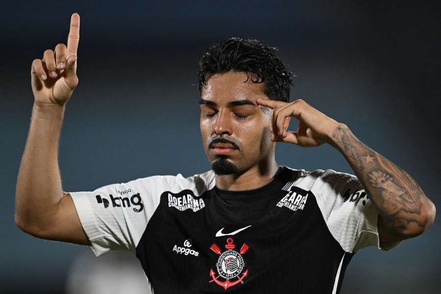 Bidu marcou para o Timão contra o Racing, em Montevidéu