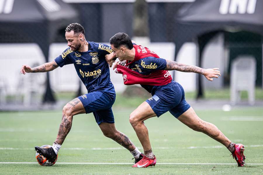 Neymar, en un entrenamiento con el Santos