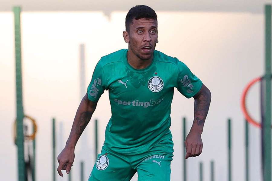 Marcos Rocha durante treino na Academia 
