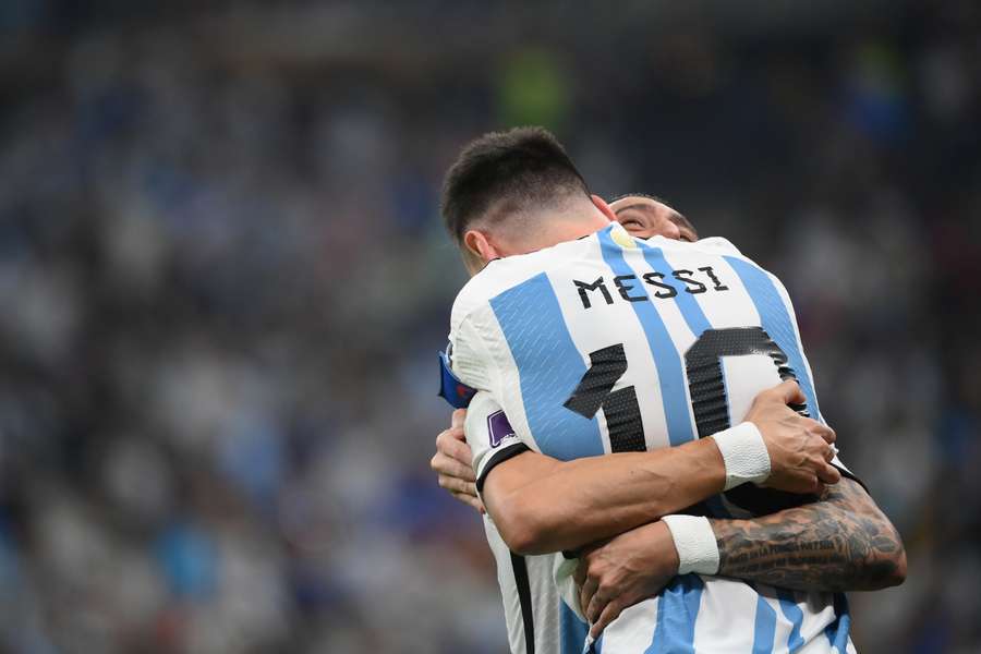 Mundo da bola faz justiça ao brindar um gênio com sua taça mais cobiçada