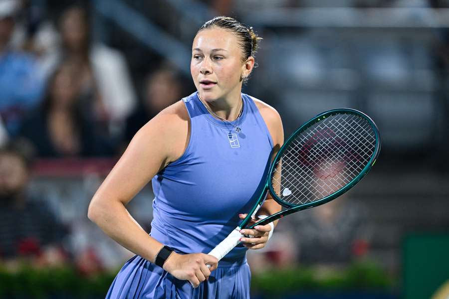 Amanda Anisimova moves on in the US Open after a comfortable first round win.