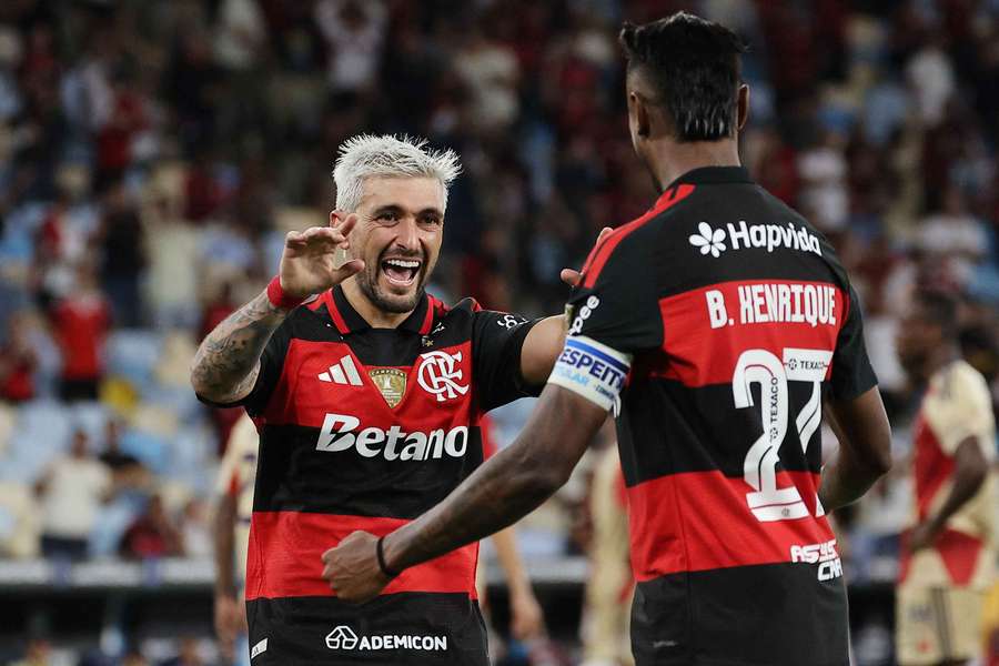 Arrascaeta comemora gol com Bruno Henrique