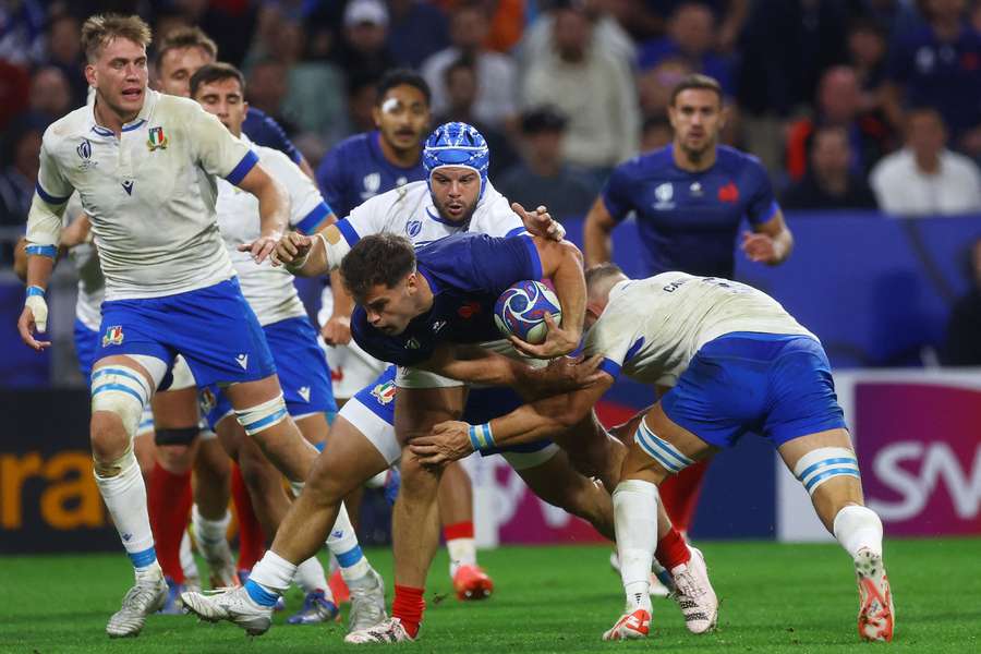 France's Damian Penaud in action with Italy's Federico Zani and Lorenzo Cannone