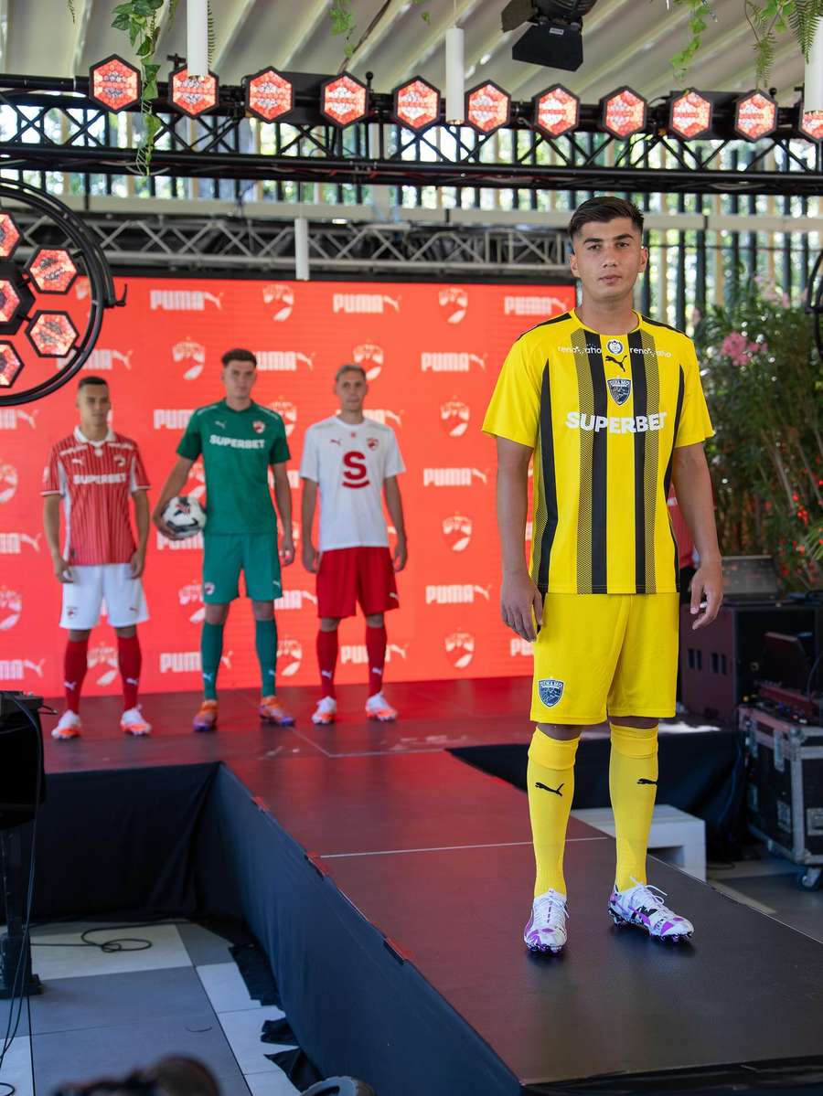 Noul echipament al lui Dinamo pentru sezonul 2025/2026 Noul echipament al lui Dinamo pentru sezonul 2025/2026