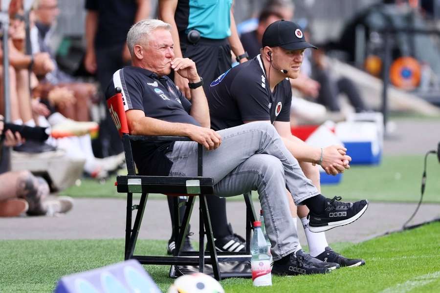 Olaf Janßen (l.) übergibt das Traineramt bei Viktoria Köln an Marian Wilhelm.