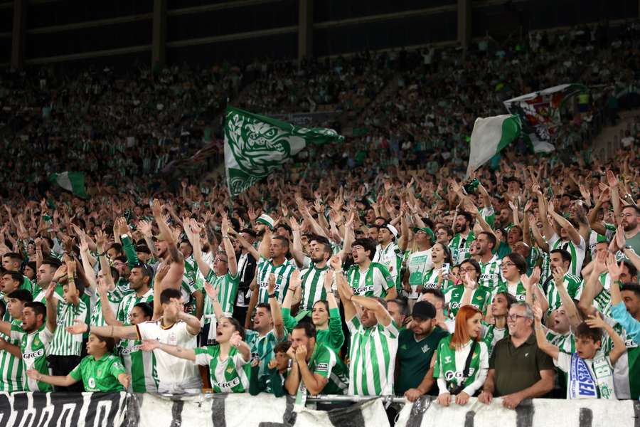 La afición del Betis anima a los suyos