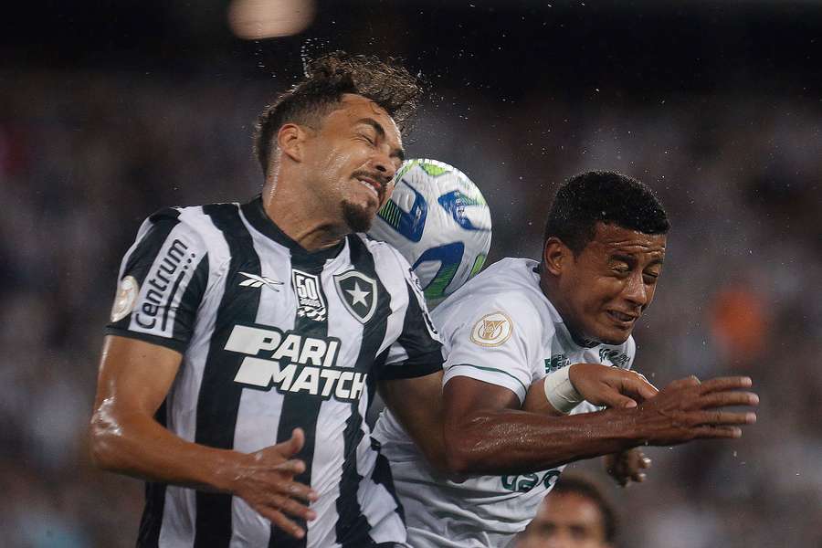 Pelo alto, Goiás chegou ao primeiro gol no Nilton Santos