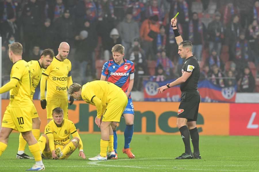 Sudí Jakub WUlkan uděluje žlutou kartu během utkání Plzně s Mladou Boleslaví Sudí Jakub WUlkan uděluje žlutou kartu během utkání Plzně s Mladou Boleslaví