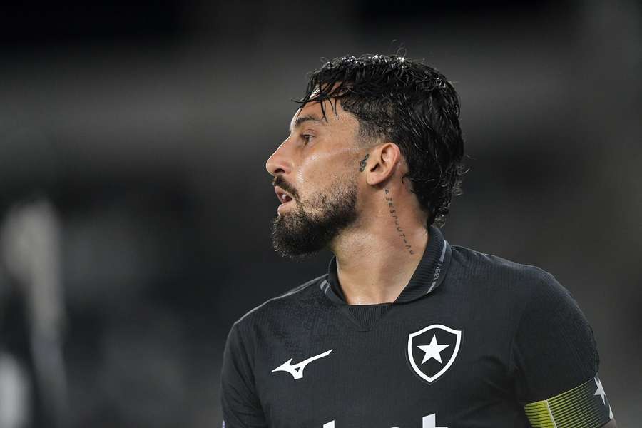 Alex Telles renova com Botafogo até ao fim de 2028