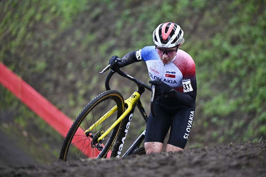 Chladoňová získala striebornú medailu na MS do 23 rokov v cyklokrose. Chladoňová získala striebornú medailu na MS do 23 rokov v cyklokrose.