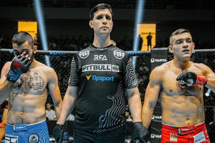 Čech Tadeáš Růžička (vpravo) po súboji s Andreom Masciom z Talianska.
