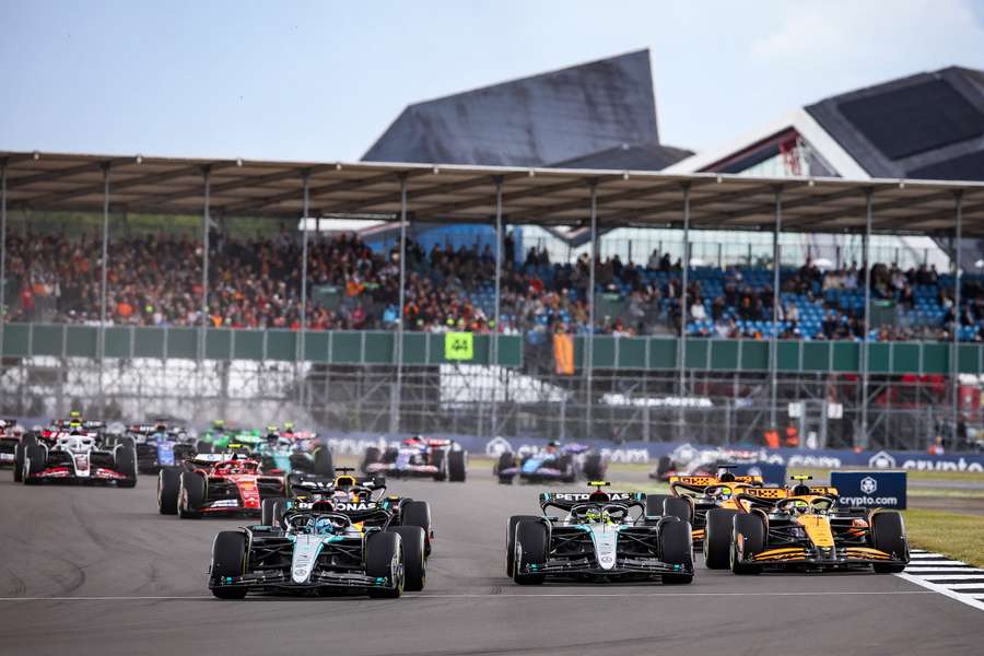 Hamilton triumfuje na Silverstone. Niesamowite emocje w deszczowym wyścigu