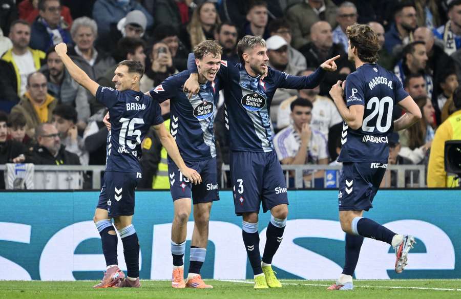 Williot Swedberg célèbre son but avec ses coéquipiers lors du match de Liga entre le Celta Vigo et le Real Madrid au Santiago Bernabéu, le 7 décembre 2025.