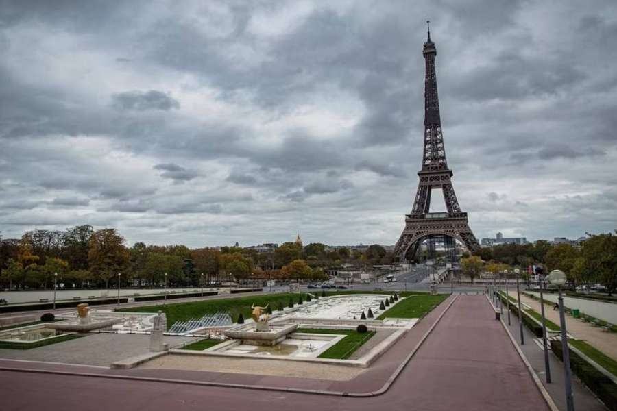 Zahrady Trocadéry pod Eiffelovou věží. Start a cíl závodu cyklistů.