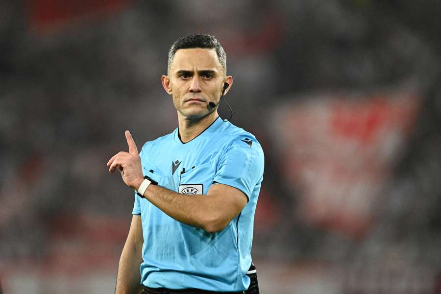 Elchin Masiyev va arbitra România - Suedia