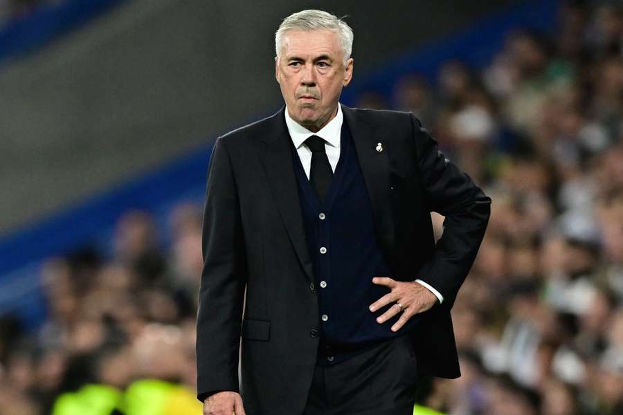 Carlo Ancelotti observa desde la banda.