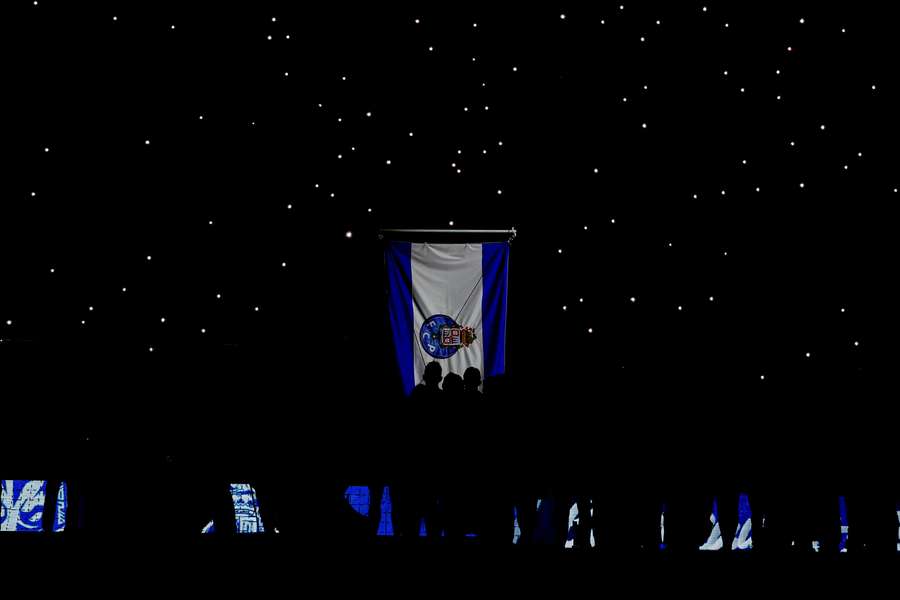 Bandeira do antigo capitão foi recebida pela viúva e presidente do clube