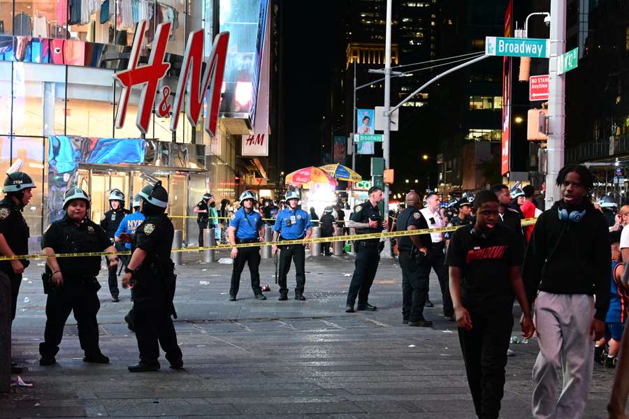 Polícia de Nova York isolou o local dos disparos