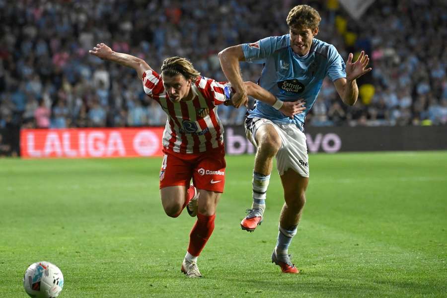 Gallagher frente a Marcos Alonso, no Celta-Atlético de Madrid