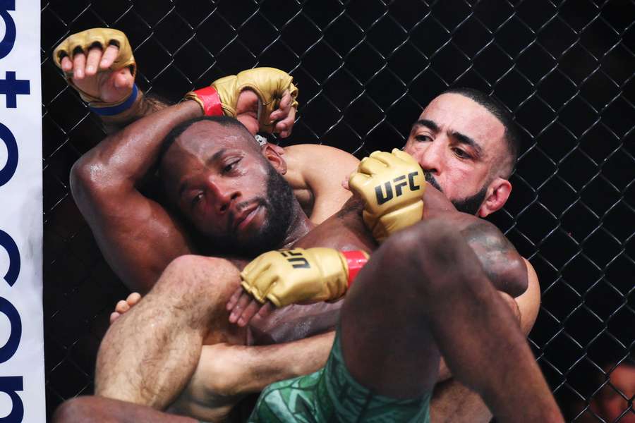 Belal Muhammad works for a submission against Leon Edwards