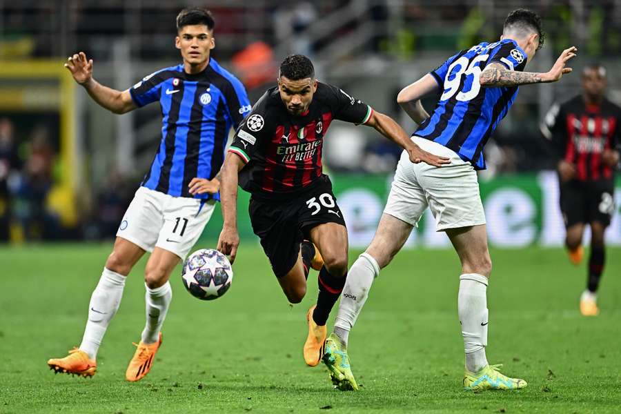 Junior Messias conduz a bola durante o jogo entre o Milan e o Inter