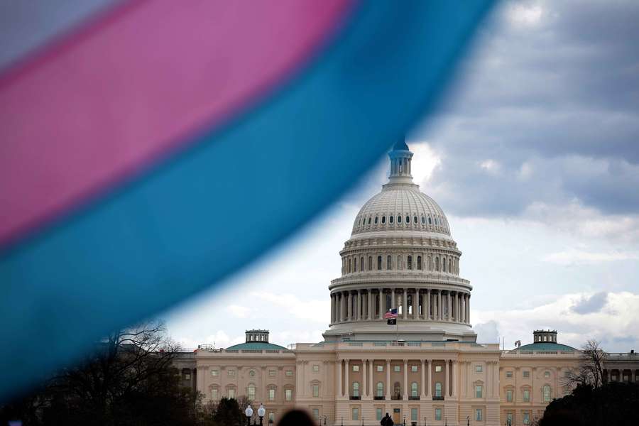 La bandera trans, con el Capitolio de fondo.