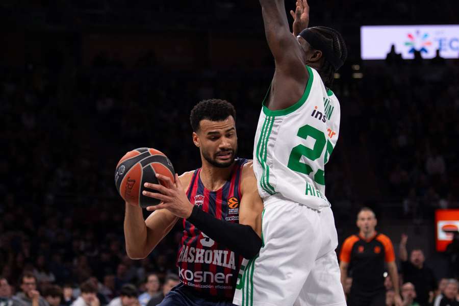Timothé Luwawu-Cabarrot intenta progresar ante Kendrick Nunn
