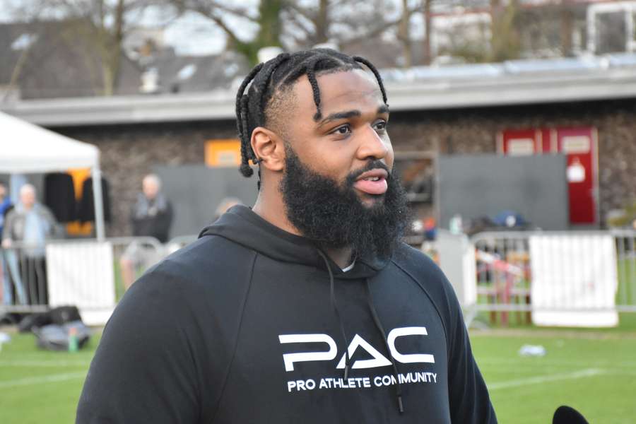 Christian Wilkins at the American football clinic in Leiden