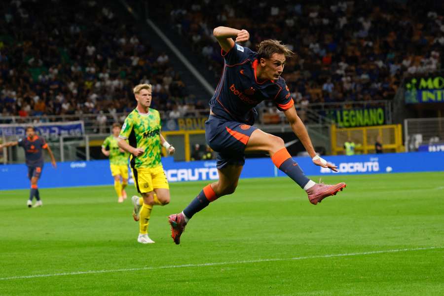Francesco Pio Esposito durante il match contro il Sassuolo