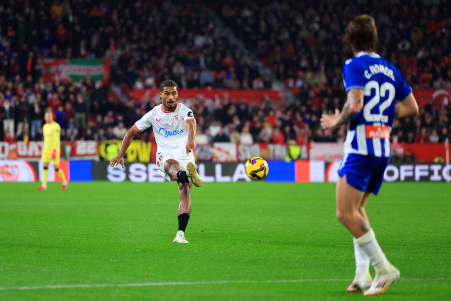 Badé, en el momento de disparar a puerta para conseguir el gol del empate