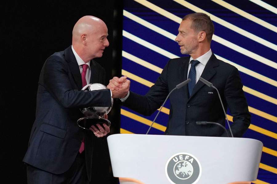 Prezes FIFA Gianni Infantino (po lewej) z prezesem UEFA Aleksandrem Ceferinem podczas 50. zwyczajnego kongresu UEFA w Brukseli 12 lutego 2026 r. 