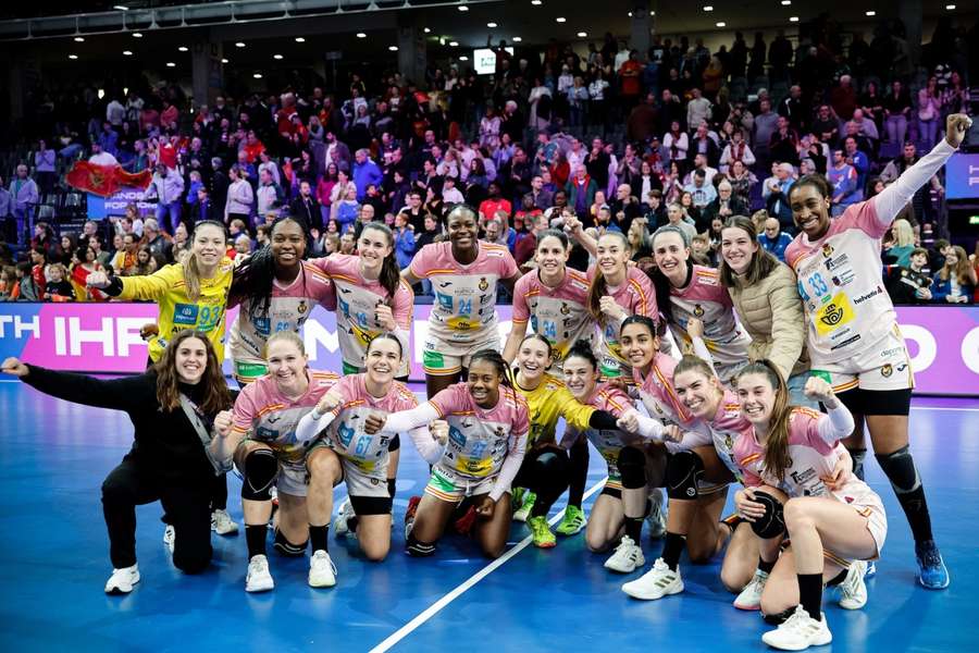 Las Guerreras celebran su victoria ante Montenegro