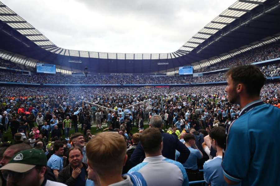 Torcedores dos Citizens tomaram o gramado do Etihad Stadium após a conquista do título inglês na temporada passada