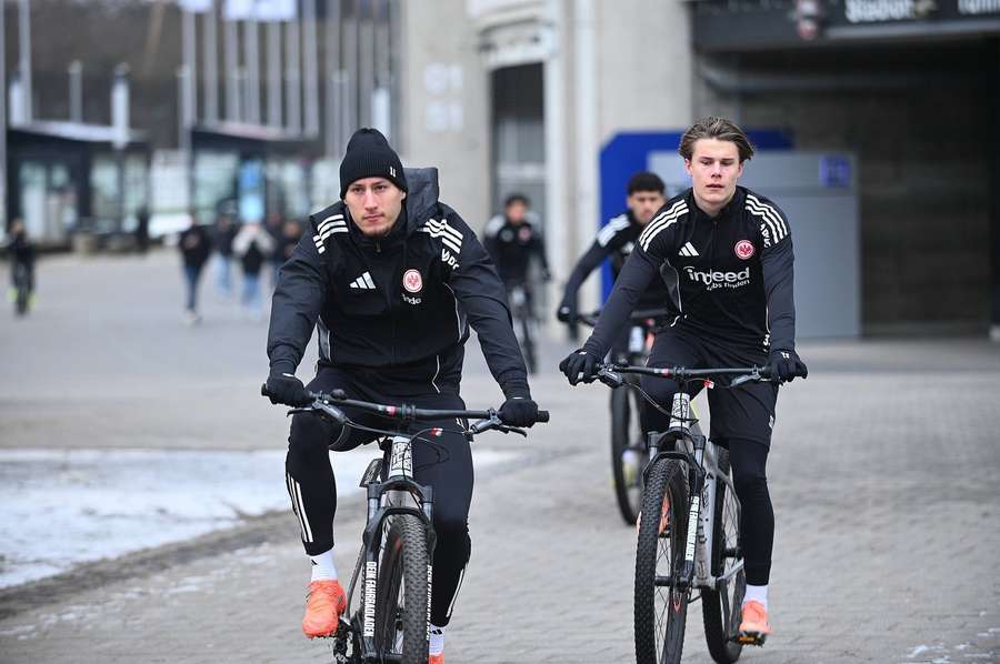 Ebnoutalib (l.) radelt im Rahmen des Trainingsauftakts über das Vereinsgelände der Eintracht