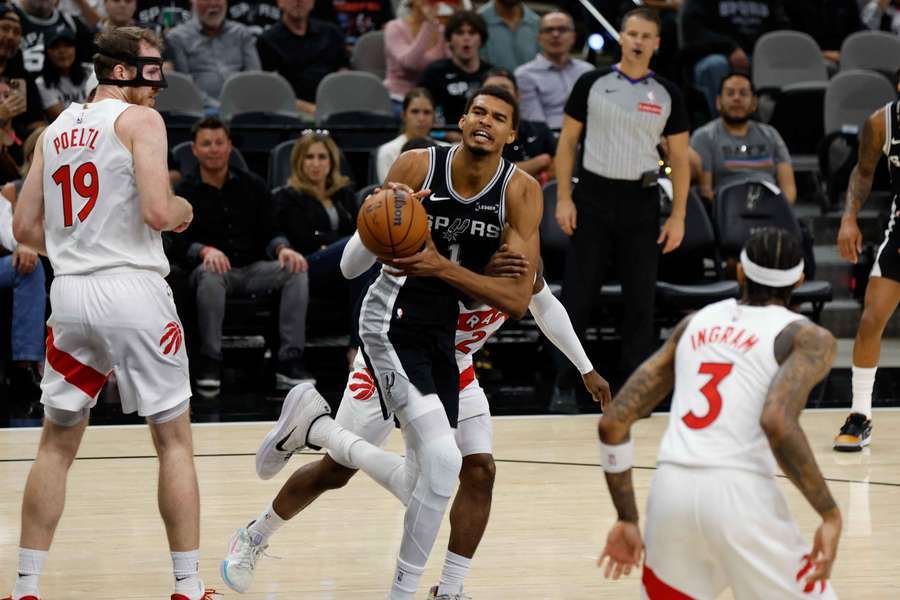 Wembanyama face à Toronto.