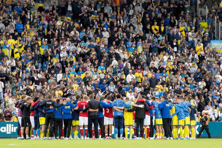 Clipe de groază în amicalul Danemarca - Ucraina: Christian Eriksen s-a prăbușit din nou pe gazon! Meciul a fost anulat! Clipe de groază în amicalul Danemarca - Ucraina: Christian Eriksen s-a prăbușit din nou pe gazon! Meciul a fost anulat!