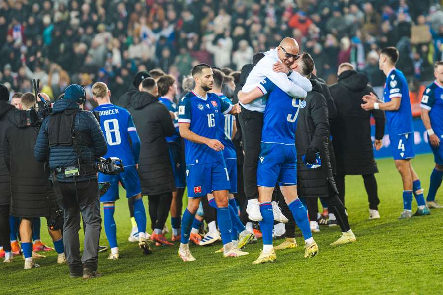 Calzona v objatí s Boženíkom. Calzona v objatí s Boženíkom.