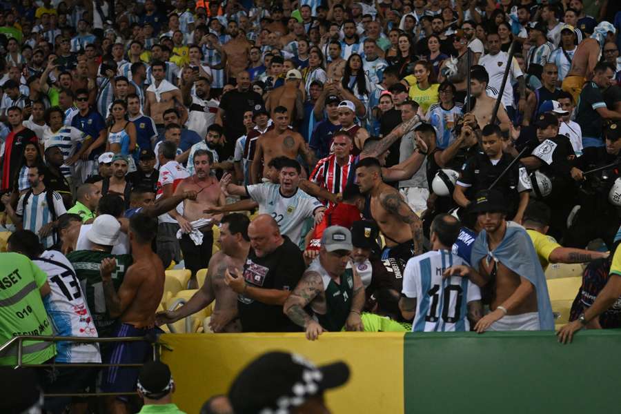 Fodboldforbund får hård kritik efter voldelig kamp mellem Brasilien og Argentina i Rio