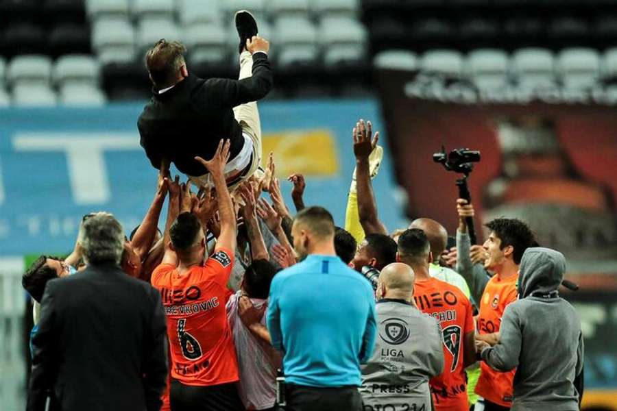 Carlos Carvalhal alzado al cielo por sus jugadores tras su plaza en Europa asegurada