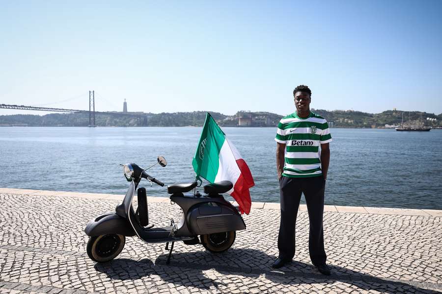 Issa Doumbia foi apresentado Issa Doumbia foi apresentado
